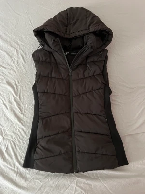 Svart väst - En super snygg svart väst. Använts en del. Inga defekter förutom ett litet hål i ena fickan ( går lätt att sy ihop och inget hål som gör att föremål i fickan åker ut) priset går givetvis att diskutera🫶🏼 skriv om ni har frågor 