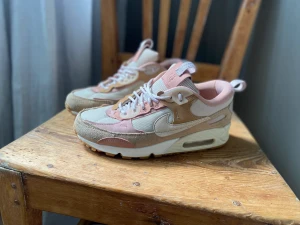 Nike air Max 90 futura  - Storlek 38. Väldigt sparsamt använda, enstaka gånger. 