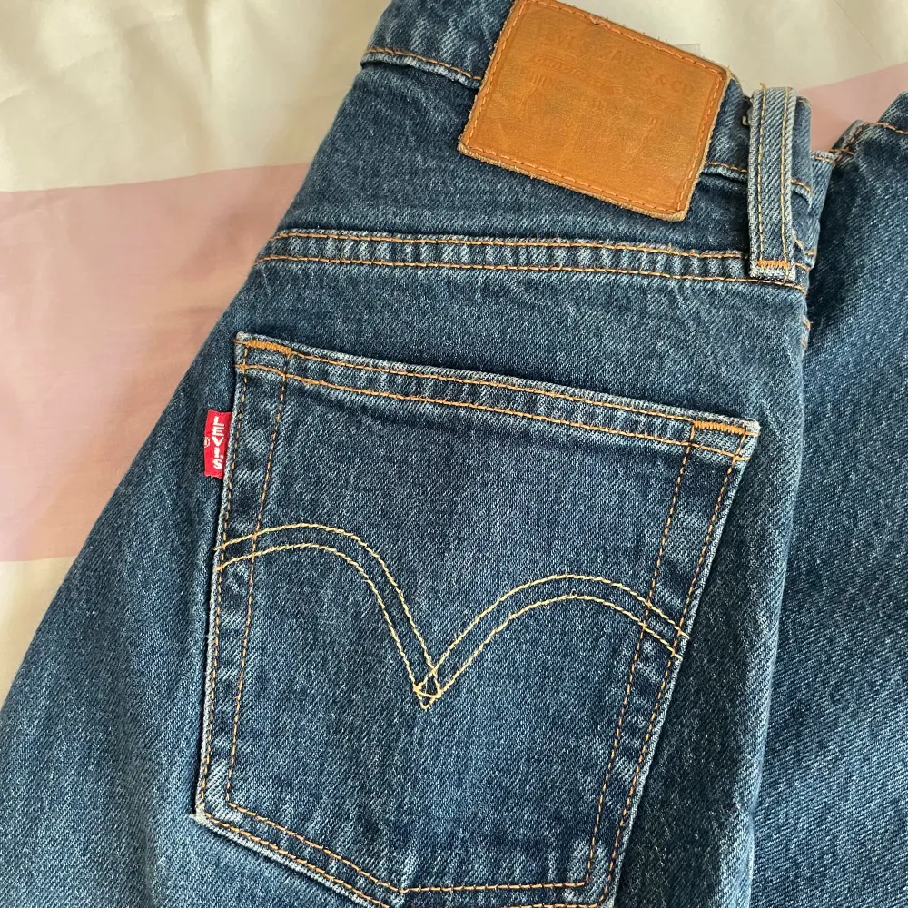 Levis jeans ribcage straight. Helt oanvända i super skick, typisk denim blå jeans med hög midja och rak vid benen . Jeans & Byxor.