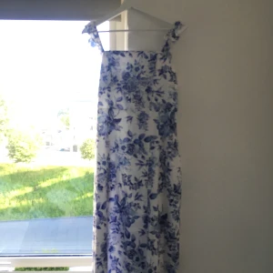 Blommig klänning - Bara använd några gånger. Sitter jätte skönt.