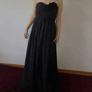Vacker och elegant svart klänning i storlek S. Nästan aldrig använd och i mycket gott skick. 