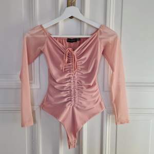 Jättefin rosa bodysuit från Prettylittlething i stl 34 💓 I Bra skick, har en liten lös tråd längst ner vid armen men det syns ej :) Säljer då den är för liten till mig. 