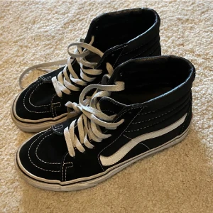 Vans  - Ett par vans skor! Rensar garderob så säljer! Köpare står för frakten annars möts jag upp i Sthlm 🩷