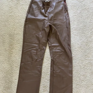 Bruna skinnbyxor  - Aldrig använda så är i nyskick
