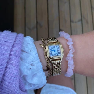 Liten guld klocka  - Säljer denna superfina guld klocka från ur&Penn, köptes för 598kr säljs för 300kr🤍Extra länkar följer med inklusive kartong och armband som medföljer! Skriv för mer bilder🤍Publiserad igen för köparen genomförde ej köpet! 