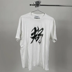 Vetements zodiac tee  - M med oversized fit, den är tunn så bra inför sommaren. har 2 väldigt små hål vid magen men inget man tänker på. (bilden är från tidigare ägaren). PRISET KAN DISKUTERAS.