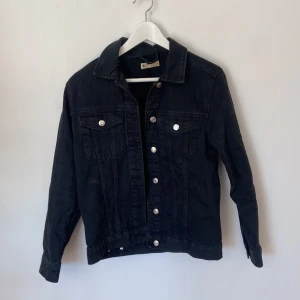 Svart jeansjacka - Svart jeansjacka från gina! Säljer pga lite liten