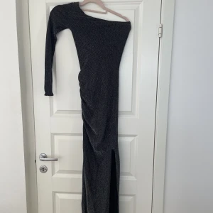 Klänning - Svart stretchig klänning med slits 