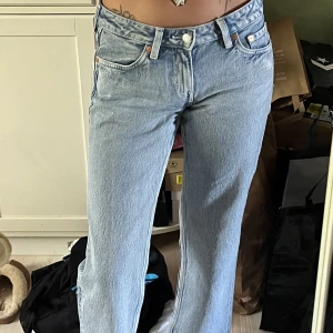 Weekday arrow jeans - Arrow straight low. Fint skick, tyvärr för korta på mig