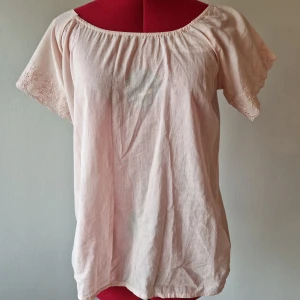 Topp med spets från Lager 157 - Helt oanvänd topp från Lager 157, men lappen kvar. Ordinarie pris 100 kr, mitt pris 40 kr!🫶 3 FÖR TVÅ PÅ ALLT och fri frakt vid köp av minst 250 kr, kontakta mig då!🦋