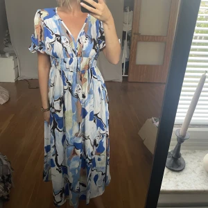 Mönstrad klänning  - Mönstrad klänning som aldrig är använd.