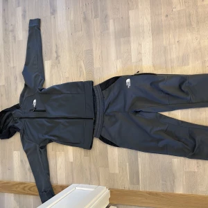 The north face  - Andvänd 2 gånger inga fläckar eller hål storlek s på hela dressen 