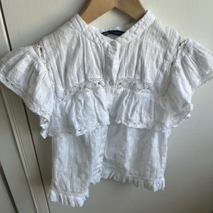 Topp  - Säljer denna otroligt fina blusen från Zara som är slutsåld och inte säljs längre💗. Har ungefär använt den cirka 1-2 gånger. Nyskick, inga defekter alls. 🌟