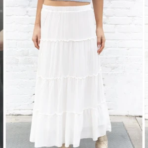 Brandy Melville kjol  - Flödig maxikjol i vitt med stretchig midja och volangdetaljer. 85cm längd, 61cm midja (stretchig)    *första bilden är lånad*