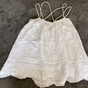 Vit blus  - En fin vit blus perfekt till sommarn. Blusen var för stor för mig. Så har aldrig använt den. Den är från zara och är i storlek XS