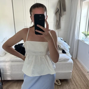 Topp ginatricot - Vit blommönstrad topp från ginatricot. Den har snörning baktill. Strl 38 💛