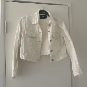 Vit jeansjacka - Vit jeansjacka från Bikbok storlek S, perfekt till sommaren över en klänning🌹Aldrig använd. 