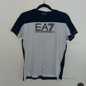 Armani t-shirt  - Armani T-shirt med bra skick.