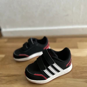 Adidas skor barn - Väldigt bra skick, sparsamt använda
