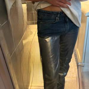 Säljer dessa ombre silver jeans ifrån hm. Det är en gammal kollektion så går inte att få tag på längre. Det är mer åt det baggy hållet än skinny. Jag är ungefär 160cm och de passar perfekt p mig!
