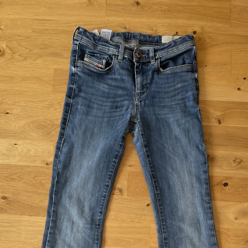 Diesel bootcut jeans.Midjemått 71, 35 rakt över, innerben 74. Håll på baksidan, lätt att täcka med jeans undertill. Verkligen jätte fina!. Jeans & Byxor.