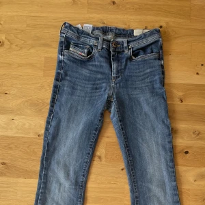 Diesel jeans - Diesel bootcut jeans.Midjemått 71, 35 rakt över, innerben 74. Håll på baksidan, lätt att täcka med jeans undertill. Verkligen jätte fina!