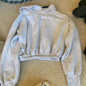 Croppad hoodie  - Gullig går croppad hoodie med tryck. Inga tecken på användning