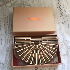 Cult Gaia Väska  - Cult Gaia Väska, Helt ny och oanvänd, Nypris ca:1899 kr,