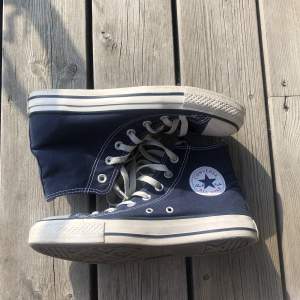 Blå converse jätte bra skick i storlek 38. Köpare står för frakt!💞