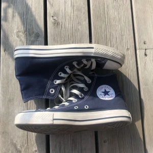 Blå converse  - Blå converse jätte bra skick i storlek 38. Köpare står för frakt!💞