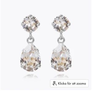 Caroline svedbom -örhängen - Säljer dessa vackra örhängen från Caroline Svedbom! Använda typ tre gånger så i fint skick😊😍  Så fina till skolavslutning ellrr student😊 NYPRIS: 795kr