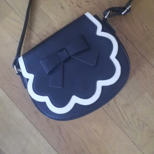 Banned svart väska med rosett - Knappt anvönd. Från märket Bannes