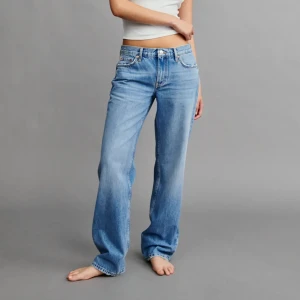 low rise straight jeans - PRISSÄNKNING VID SNABBT KÖP! Jättesnygga low rise straight jeans från ginatricot. Funkar även som mid rise om man använder bälte. Ordinarie pris: 499 sek.  (Ursäkta för smutsig spegel)