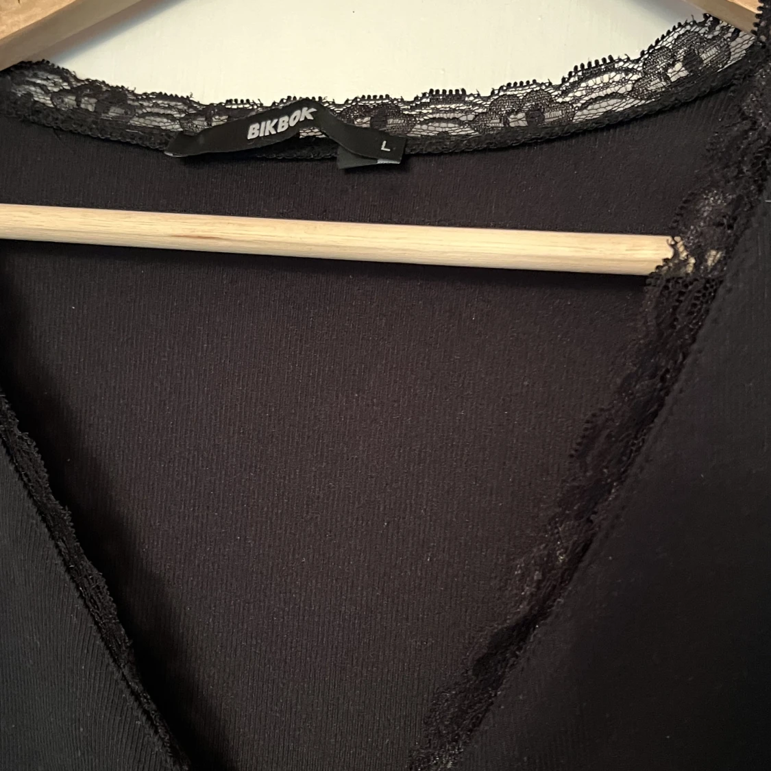 Svart topp med knäppning  - 91