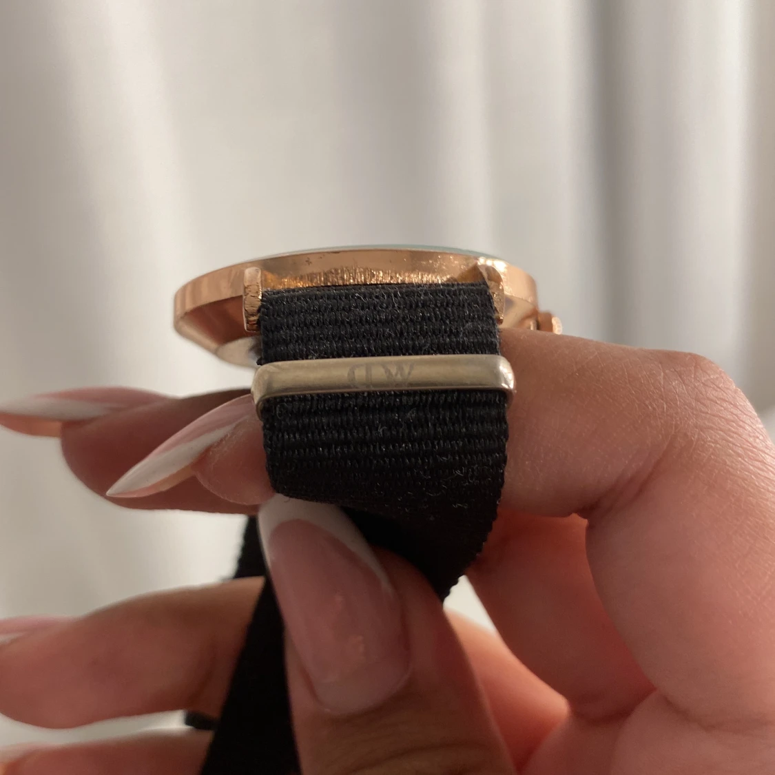 Svart klocka med rosé guld detaljer  - 91