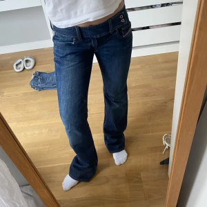 Lågmidjade diesel jeans - Såå snygga diesel jeans med låg midja. Älskar dessa så vet inte riktigt om jag vill sälja men säljer dem för 500 + 69kr frakt (eller via köp nu). Mkt bra skick! Jag är 161. Midja 40 cm, innerbenslängd 81 cm. 