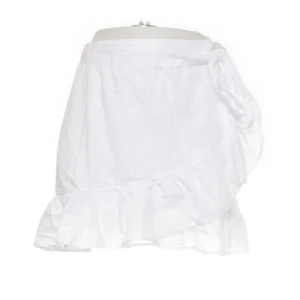 Vit kjol  - Perfekt till skolavslutningen! Storlel 38 men passar en S eller XS då man kan knyta den. Köparen står för frakten 🌼