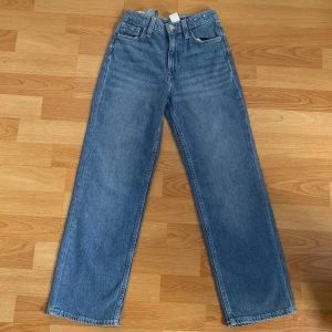 H&M - Jag tänker sälja dessa jättefina blåa jeans från h&m. Storlek står på bilden. Som sagt det är loose straight high Waits jeans. Pris kan diskuteras. Org pris: 200kr