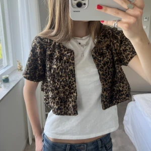 Leopard bolero - Cool bolero med leopard mönster!💗🐆Står ingen storlek men skulle säga att den är M men passar mig som är Xs-S