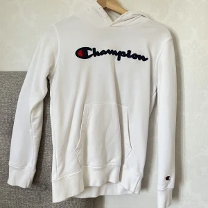 Champion Hoodie - Vit champion hoodie storlek L i  12/13 år Knappt använd