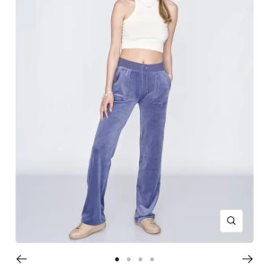 Juicy couture byxor - Juicy byxor i den populära färgen grey blue. Tvättade en gång. Inga defekter eller andra skador. Skriv för frågor och om du är intresserad. Säljer pga dem inte kommer till användning. Säljer för att jag behöver pengar. Pris kan diskuteras. 