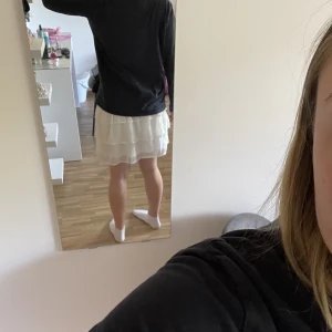 Vit kjol  - En vit volang kjol som är köpt på Bik Bok för 359kr. Den är endast använd en gång och är i nyskick. Jag säljer den därav jag har en annan och denna då inte kommer till användning. Jag säljer den för 200+frakt som tillkommer. Pris kan diskuteras.