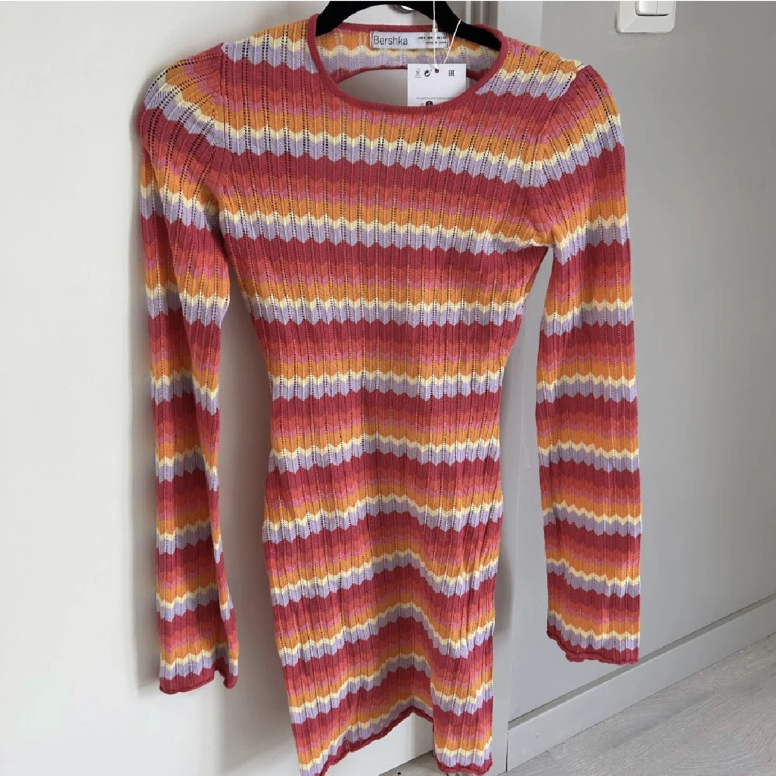 Randig stickad klänning från Behrska - 90