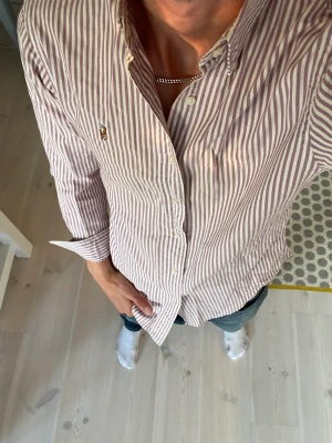 Ralph Lauren skjorta - Tja! Säljer min Ralph lauren skjorta som är riktigt fet nu till sommaren! Skicket är 8/10 och passar S/M. Köptes för 1399kr men säljer för 399. Vid fler funderingar eller bilder är det bara att skriva!😊