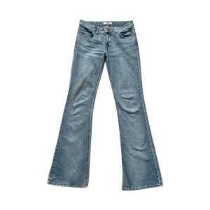 Lågmidjade bootcut jeans - Snyggaste lågmidjade jeansen! Från fornarina. Inga slitningar eller hål. Säljer pga för stora i midjan på mig.  Midjemått: 80cm Innerbenslängd: 86cm