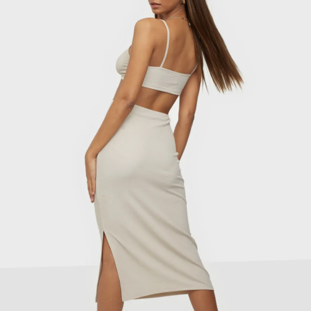 Säljer denna klänning med cut out i färgen Creme, i storlek XXS. Den är köpt på Nelly. Använd ett fåtal gånger, i bra skick!💘 95% Polyester 5% Elastan. Klänningar.