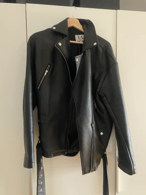 Skinnjacka från NA-KD x Linn Ahlborg - Skinnjacka i storlek 40 från en kollektion med Linn Ahlborg, oversize i modellen, använd ett fåtal gånger men den ser helt ny ut. Nypris var 1999 kr men priset går att diskutera vid snabb affär! 