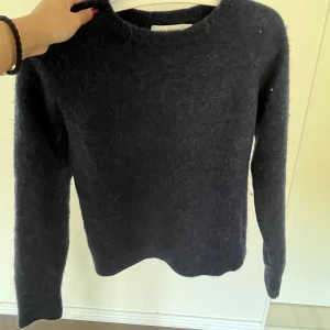Carin Wester alpacka tröja  - Intressekoll på denna jätte fina trendiga tröjan ifrån carin wester i färgen mörkblå! Tröjan är inte använd mycket! Kan även tänka mig gå ner i pris via snabbaffär!