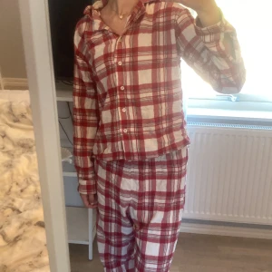 Pyjamas-sätt  - Köparen står för frakten!! Fint pyjamas,  sätt luftigt, bra skick, saknar snören vid byxorna, darför att jag tog bort dem då det inte passad, inga skador 