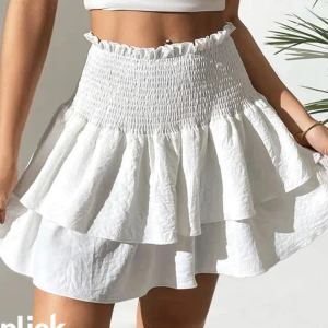 Vit kjol - Så fin vit kort volangkjol från shein som är perfekt nu till sommaren! Så fint skick och inga tecken på användning 💕 frakt 43 kr postnord blå påse